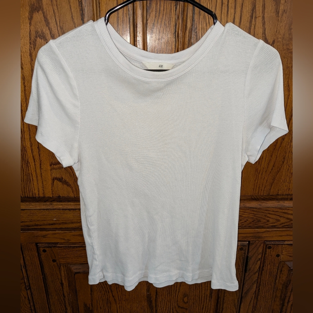 🏔️ H&M Classic White Tee